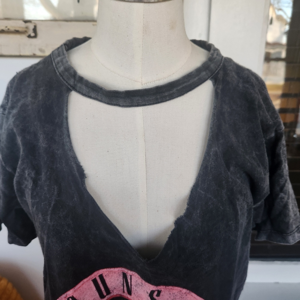 🔥 Pink and Black Graphic Cut Out Tee GUNS AMD ROSES - Picture 2 of 5